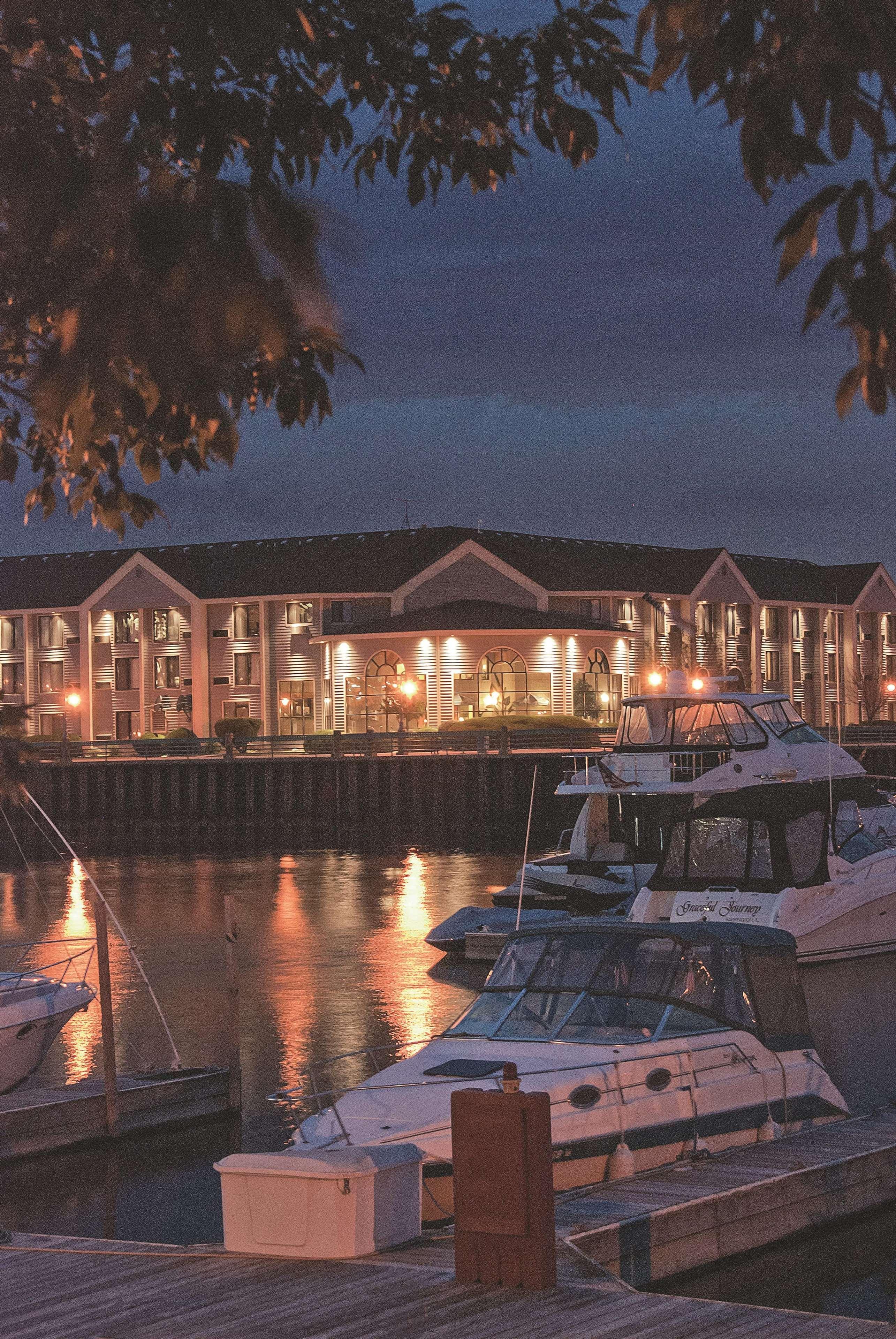 Doubletree By Hilton Racine Harbourwalk Hotell Exteriör bild